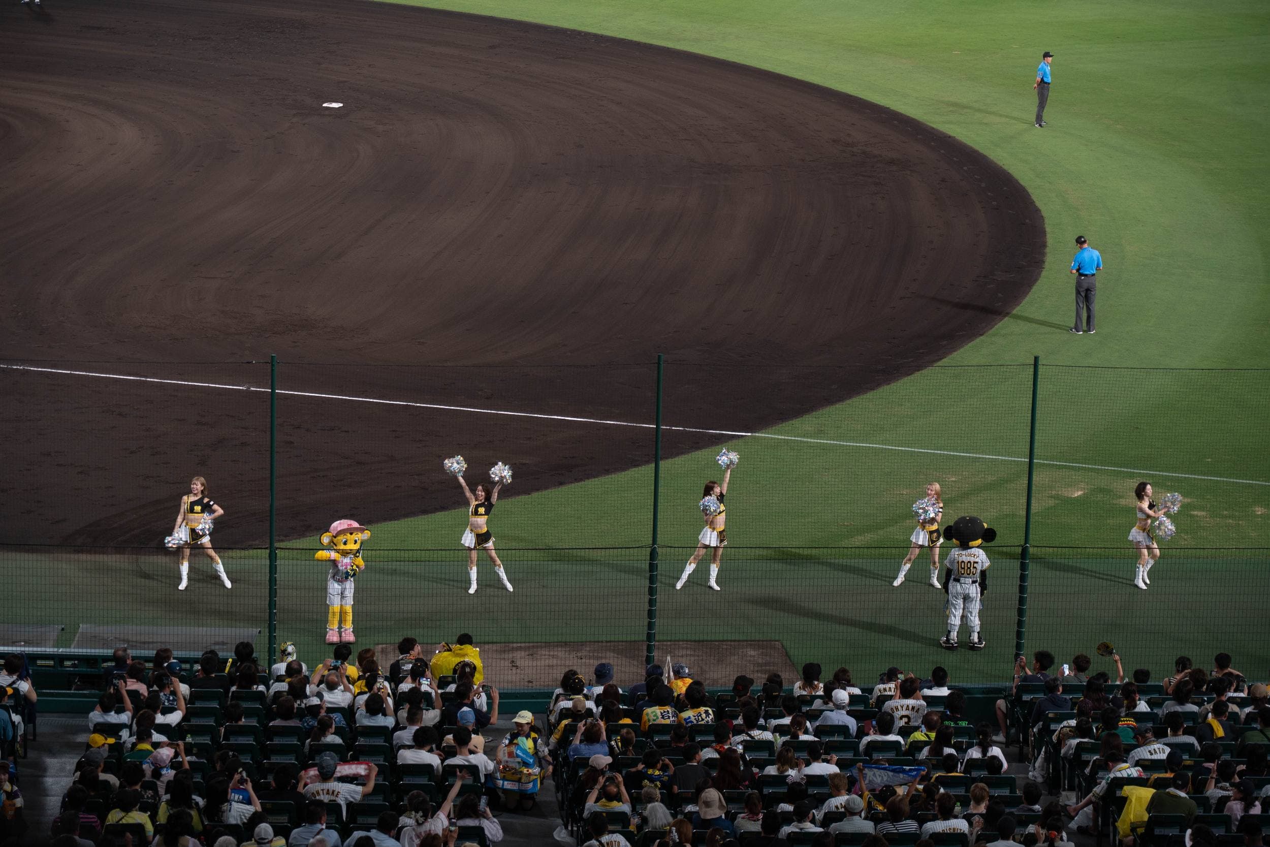 Les mascottes des Hanshin Tigers et les pom-pom girls animent les tribunes de Koshien